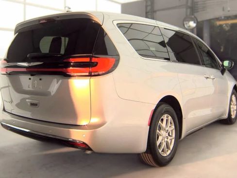 Used 2026 Chrysler Pacifica Select FWD image 3