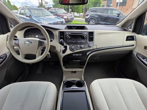 Used 2011 Toyota Sienna LE w/ Towing Pkg FWD image 14