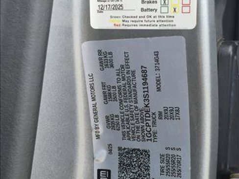 Used 2025 Chevrolet Colorado Z71 w/ Technology Package AWD/4WD image 25