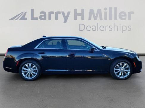Used 2018 Chrysler 300 Touring image 7