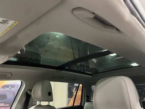 Used 2021 Volkswagen Tiguan SEL FWD image 9