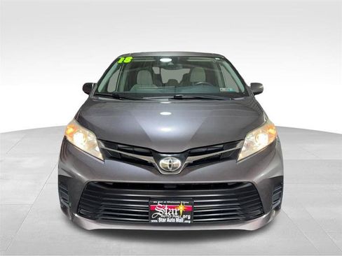 Used 2018 Toyota Sienna LE FWD image 2