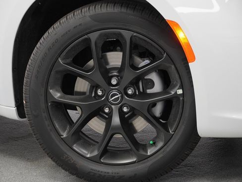 New 2026 Chrysler Pacifica Limited w/ S Appearance Package image 4