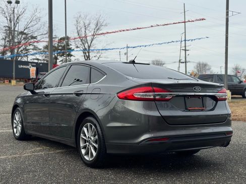 Used 2017 Ford Fusion SE image 2