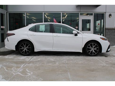 Used 2023 Toyota Camry SE image 3