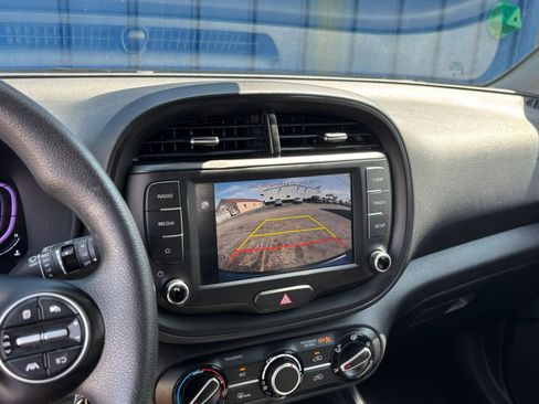 Used 2025 Kia Soul LX w/ LX Technology Package FWD image 21