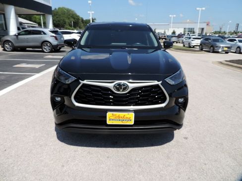 Used 2023 Toyota Highlander LE FWD image 2