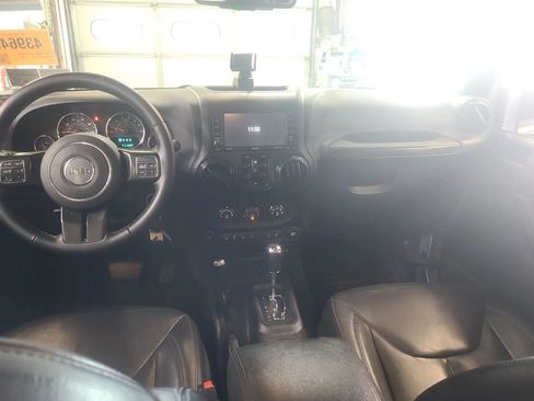 Used 2017 Jeep Wrangler Unlimited Sahara AWD/4WD image 3