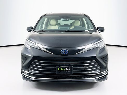 Used 2021 Toyota Sienna XLE w/ XLE Plus Package image 2