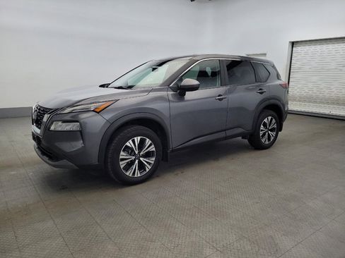 Used 2022 Nissan Rogue SV image 2