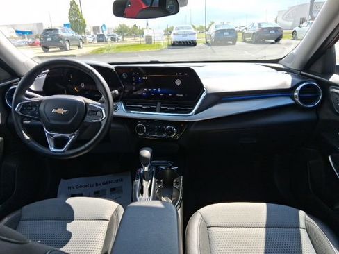 Used 2025 Chevrolet Trax LT w/ LT Convenience Package FWD image 11