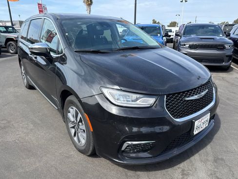 Used 2023 Chrysler Pacifica Limited FWD image 8
