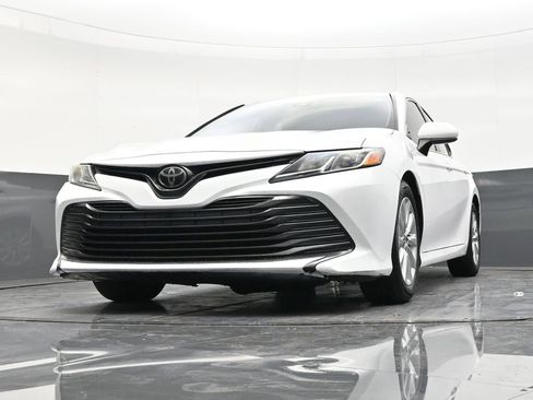 Used 2019 Toyota Camry LE image 28