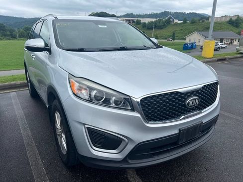 Used 2017 Kia Sorento AWD image 3