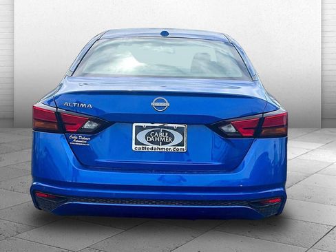 Used 2025 Nissan Altima 2.5 SV FWD image 3