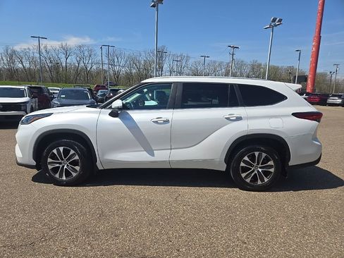 Used 2023 Toyota Highlander XLE image 4