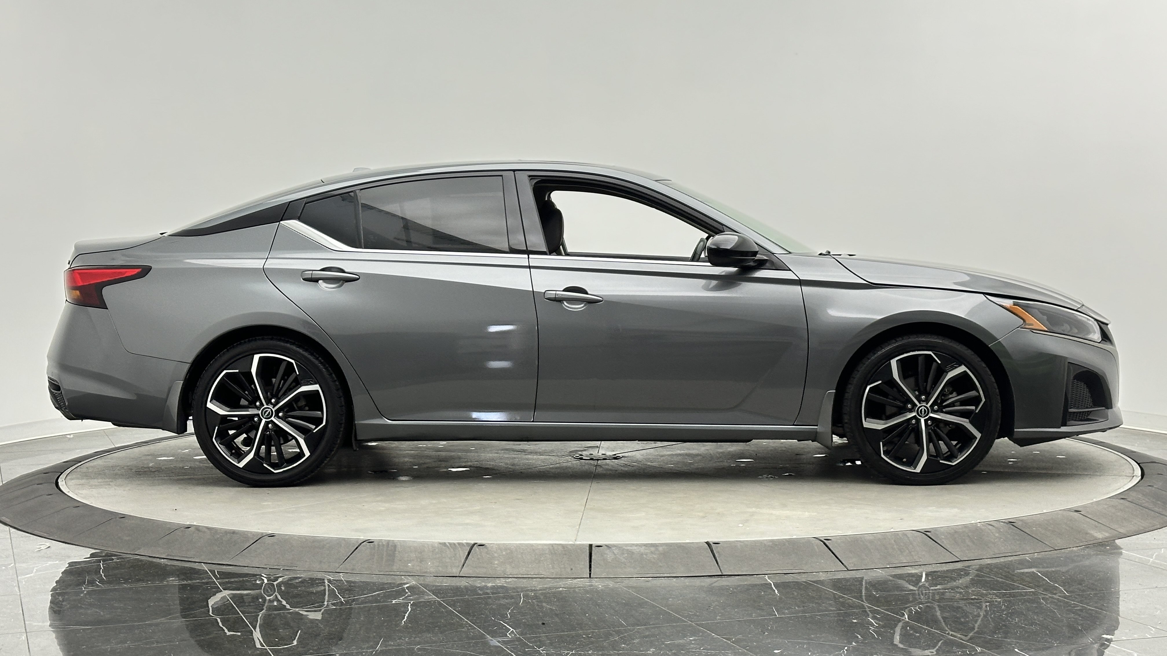 Used 2023 Nissan Altima 2.5 SR w/ SR Premium Package FWD image 8