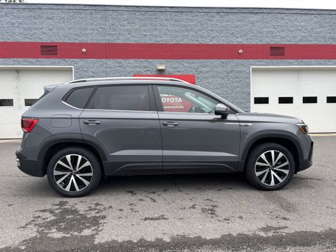 Used 2023 Volkswagen Taos SE w/ Panoramic Sunroof Package AWD/4WD image 2
