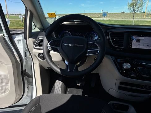 Used 2023 Chrysler Voyager LX FWD image 13