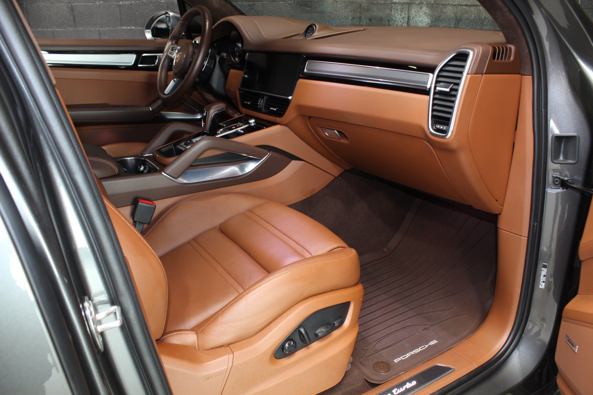Used 2023 Porsche Cayenne Turbo AWD/4WD image 60