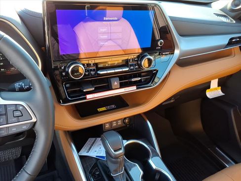 New 2026 Toyota Highlander Platinum image 17