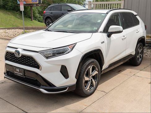 Used 2021 Toyota RAV4 SE w/ Weather & Moonroof Package AWD/4WD image 4