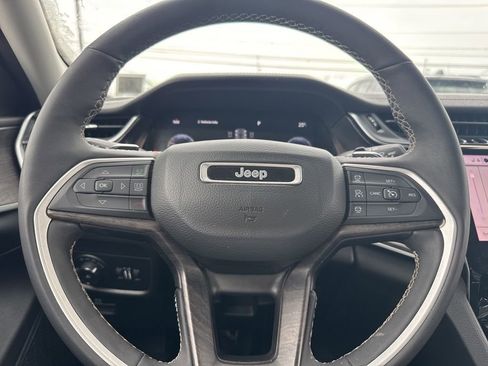 Used 2023 Jeep Grand Cherokee Limited w/ Black Appearance Package image 21