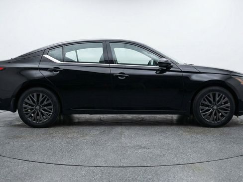 Used 2025 Nissan Altima 2.5 SV image 11