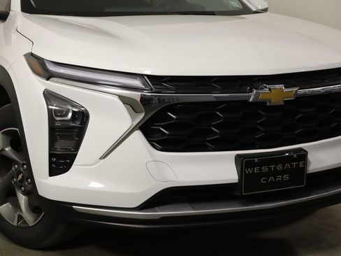 Used 2025 Chevrolet Trax LT w/ Driver Confidence Package FWD image 44