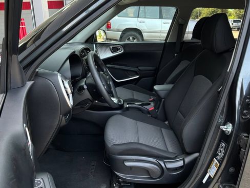 Used 2025 Kia Soul LX w/ LX Technology Package FWD image 10