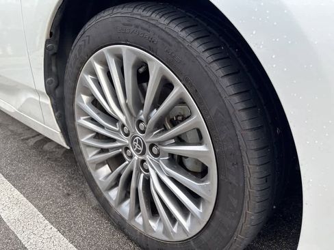 Used 2022 Toyota Avalon Limited image 3