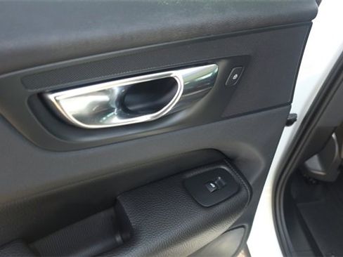 Used 2018 Volvo XC60 T6 Momentum w/ Advanced Package image 17