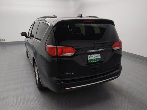 Used 2017 Chrysler Pacifica Touring-L FWD image 6