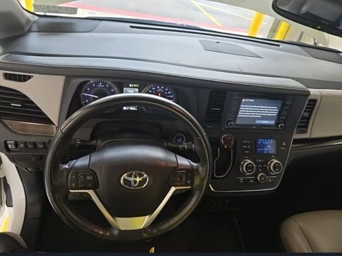 Used 2018 Toyota Sienna Limited Premium FWD image 4