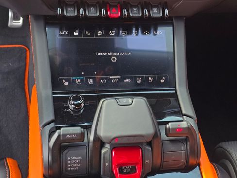 Used 2025 Lamborghini Urus SE AWD/4WD image 16