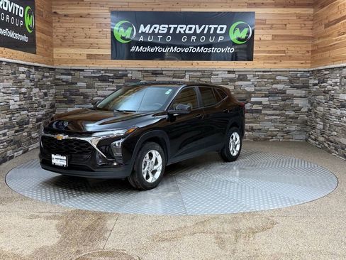 Used 2024 Chevrolet Trax LS w/ LS Convenience Package FWD image 4