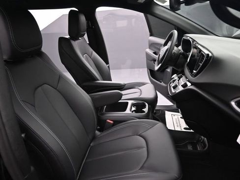 New 2025 Chrysler Voyager LX image 23