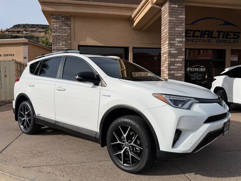 Used 2017 Toyota RAV4 SE image 1