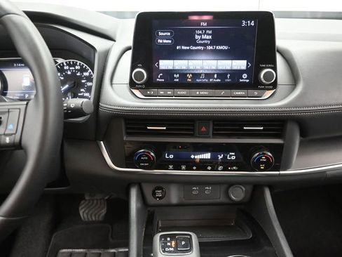 Used 2025 Nissan Rogue SV image 11