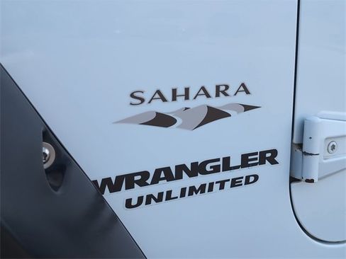 Used 2017 Jeep Wrangler Unlimited Sahara w/ Connectivity Group image 10
