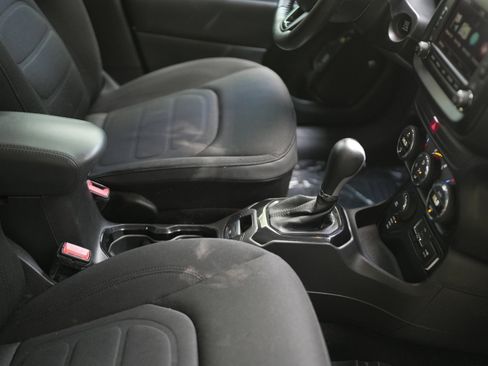 Used 2016 Jeep Renegade Latitude image 19