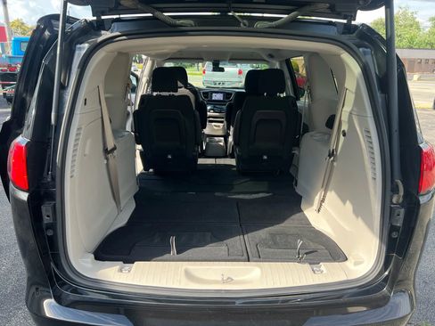 Used 2022 Chrysler Voyager LX image 13