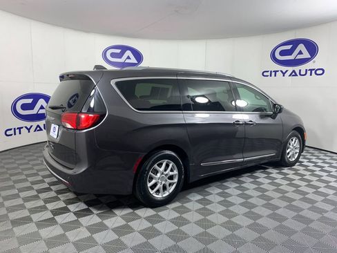 Used 2020 Chrysler Pacifica Touring-L image 3