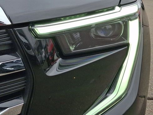 Used 2025 GMC Acadia Elevation image 9