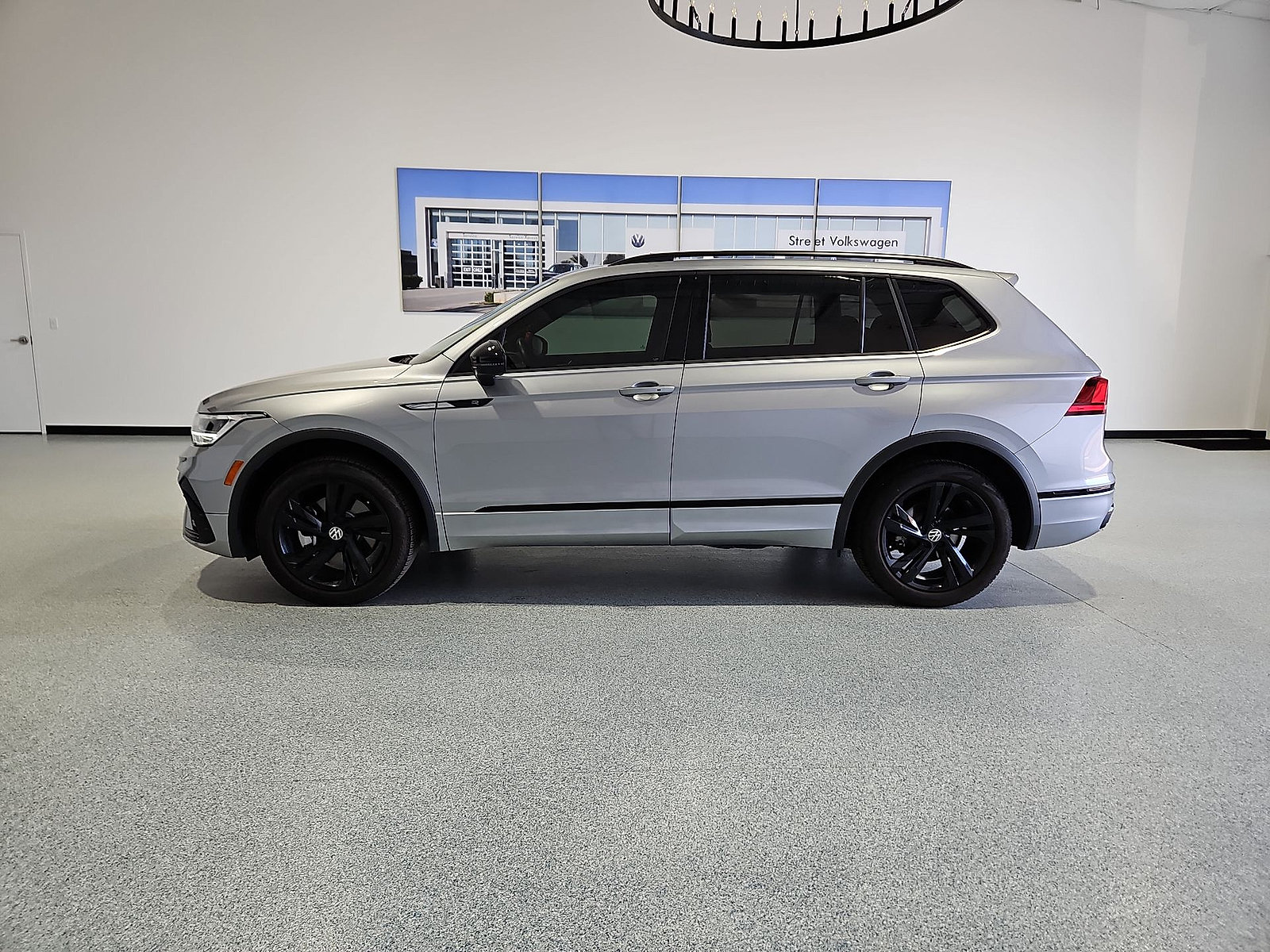 Certified 2024 Volkswagen Tiguan SE R-Line w/ MDO Package, Three-Row FWD image 5