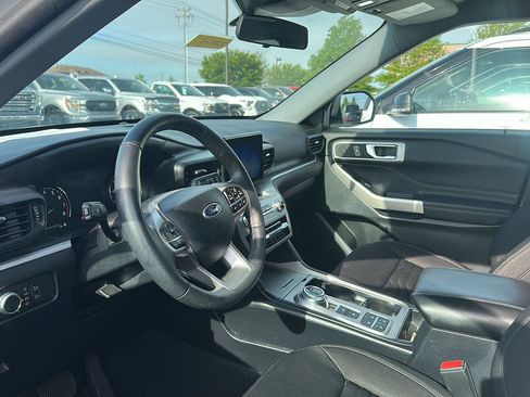 Used 2021 Ford Explorer XLT image 2