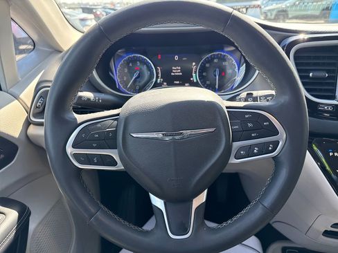 Used 2023 Chrysler Pacifica Touring-L image 17
