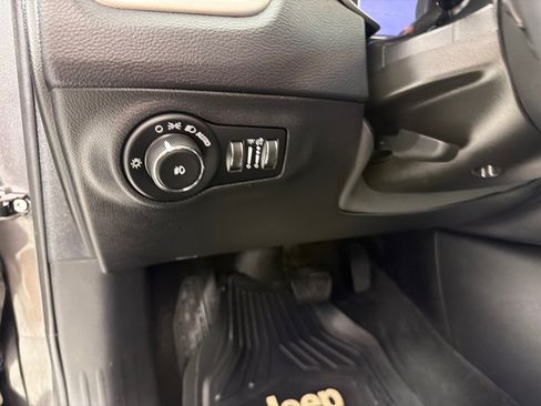 Used 2020 Jeep Compass Latitude w/ Popular Equipment Group FWD image 14