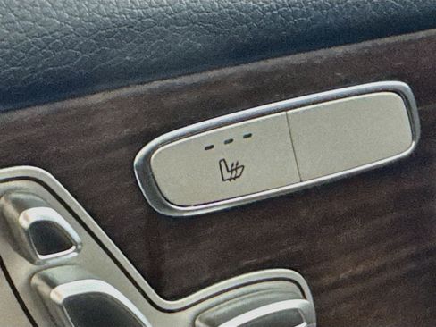 Used 2022 Mercedes-Benz GLC 300 4MATIC image 3