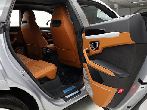 Used 2026 Lamborghini Urus SE AWD/4WD image 35